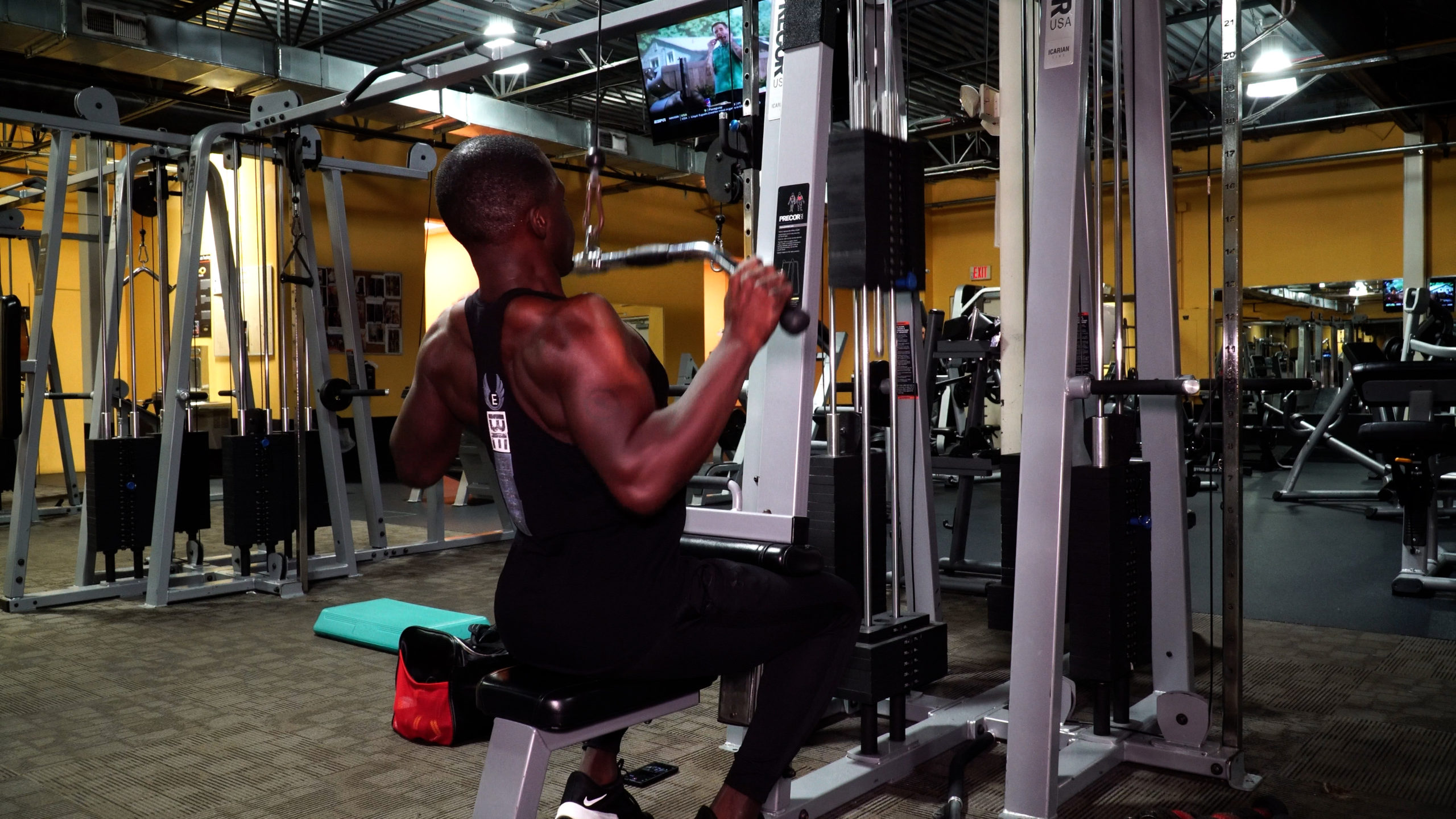 man completing lat pulldown for back workout