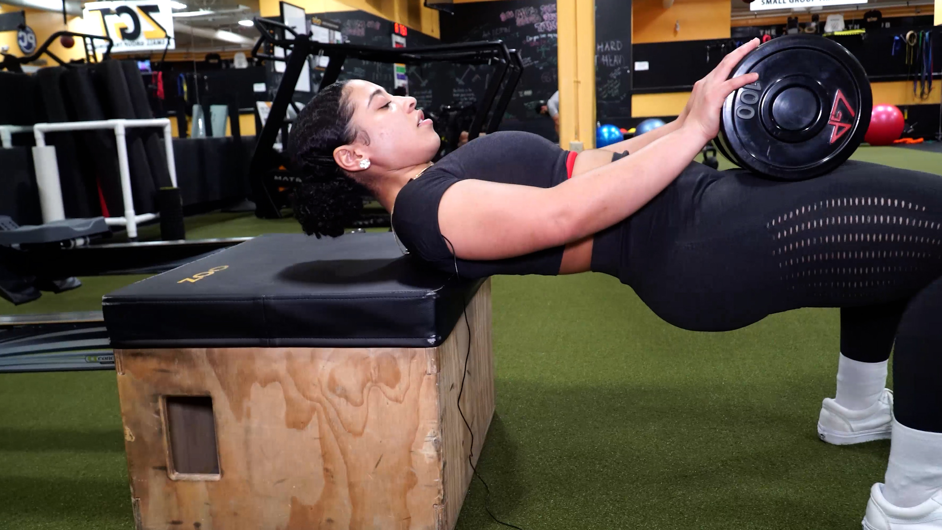 5 GLUTE EXERCISES DB GLUTE BRIDGE 2 woman doing glute bridge at home glute workout exercise 4