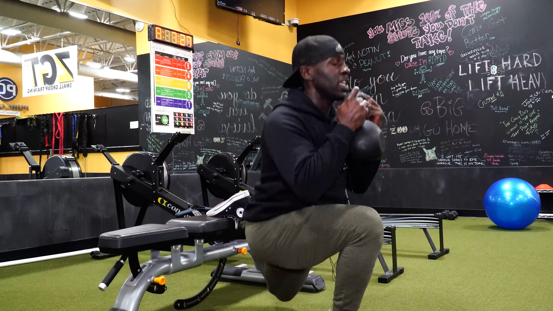 5 GLUTE EXERCISES DB SPLIT SQUAT man squats holding kettlebell