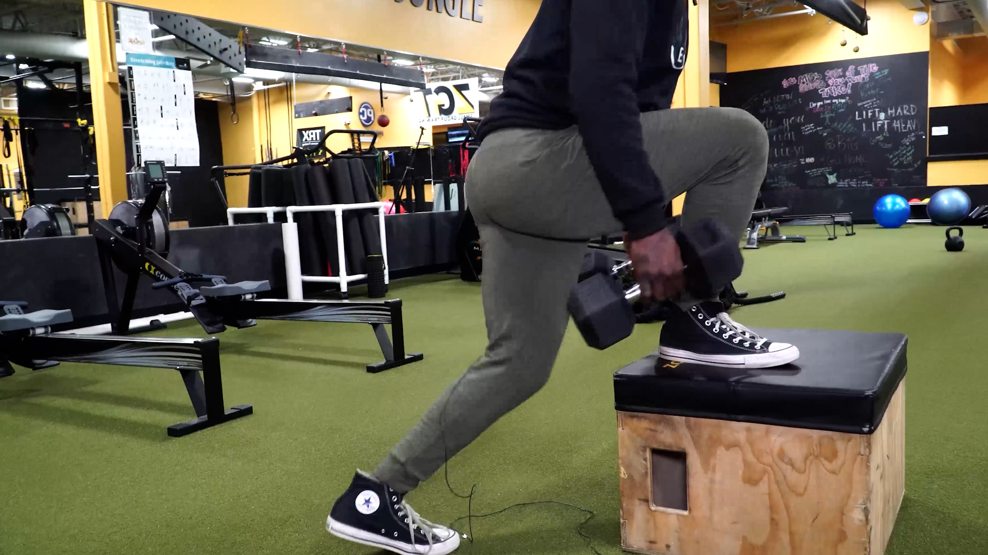 5 GLUTE EXERCISES DB STEP CURTSY LUNGE 4 man doing dumbbell curtsy lunge at home glute workout