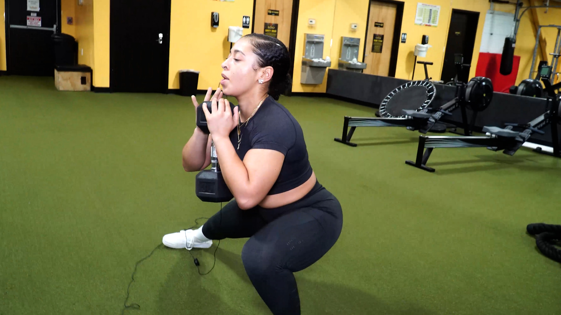 5 GLUTE EXERCISES SIDE LUNGE 4 woman doing dumbbell side lunge at home glute workout exercise 2