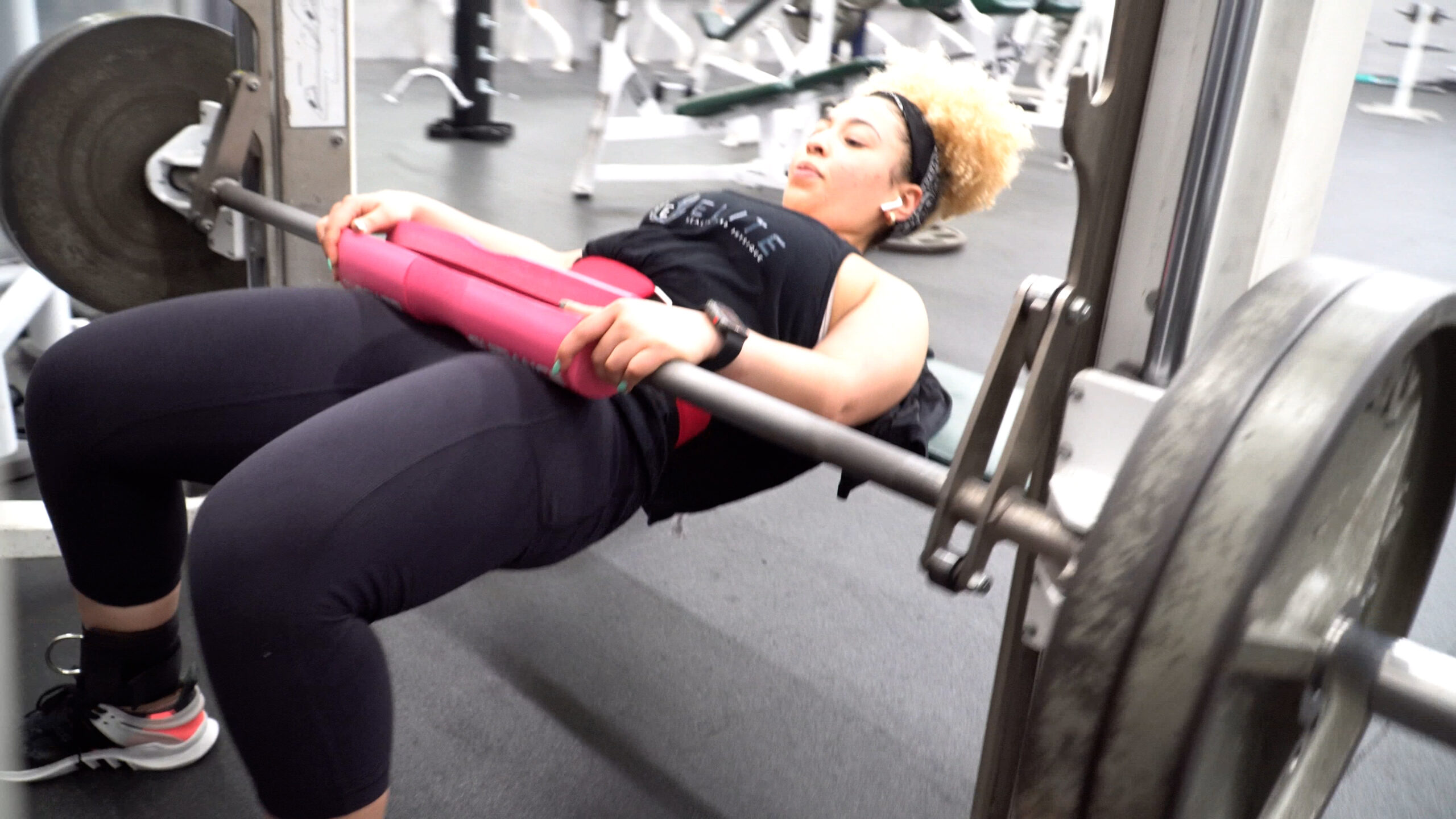 leg workout woman doing smith machine hip thrust